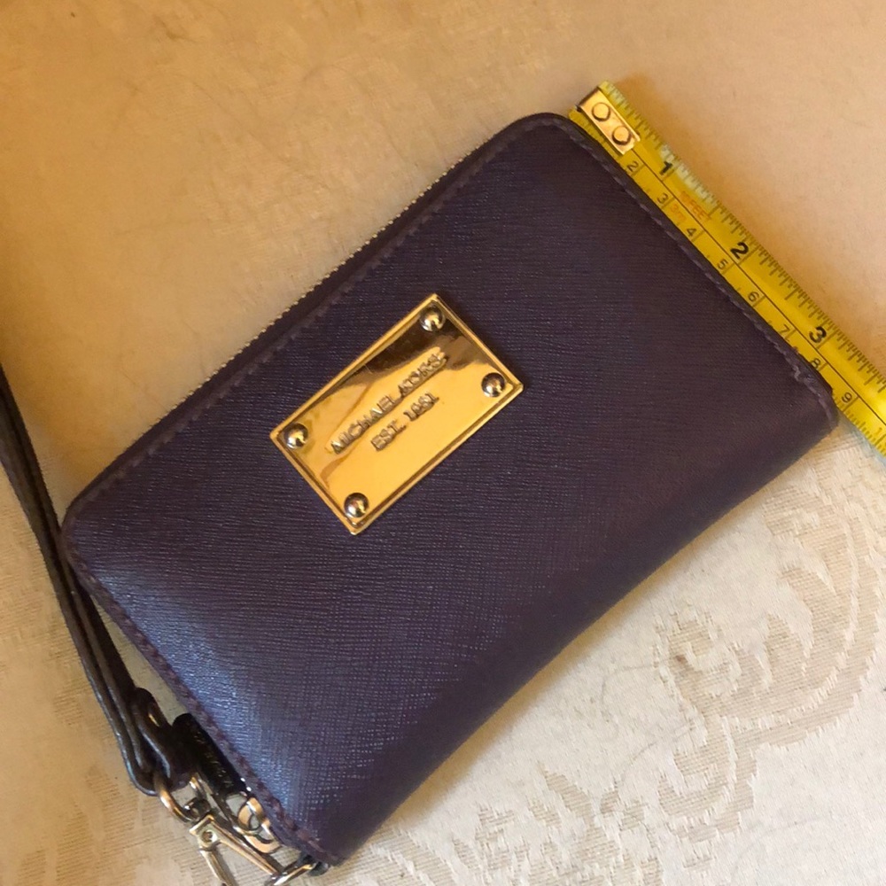 Michael Kors plum wristlet in great condition - Picture 4 of 8